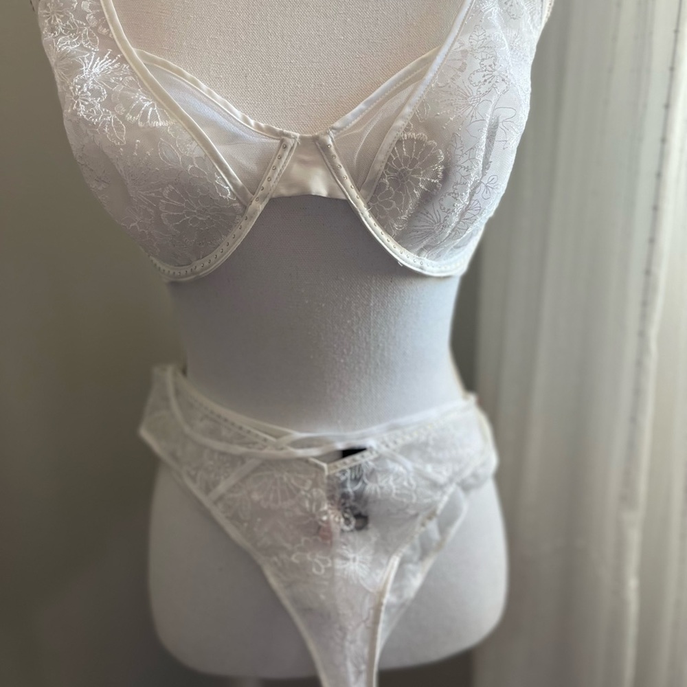 NWT Victoria Secret Bra & Thong  Set With a BITO  o Bling !